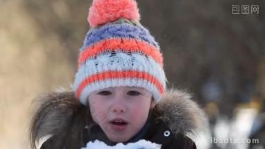 小女孩在冬天玩<strong>雪</strong>.